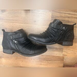 Earth Origins bootie Size 9 Like new